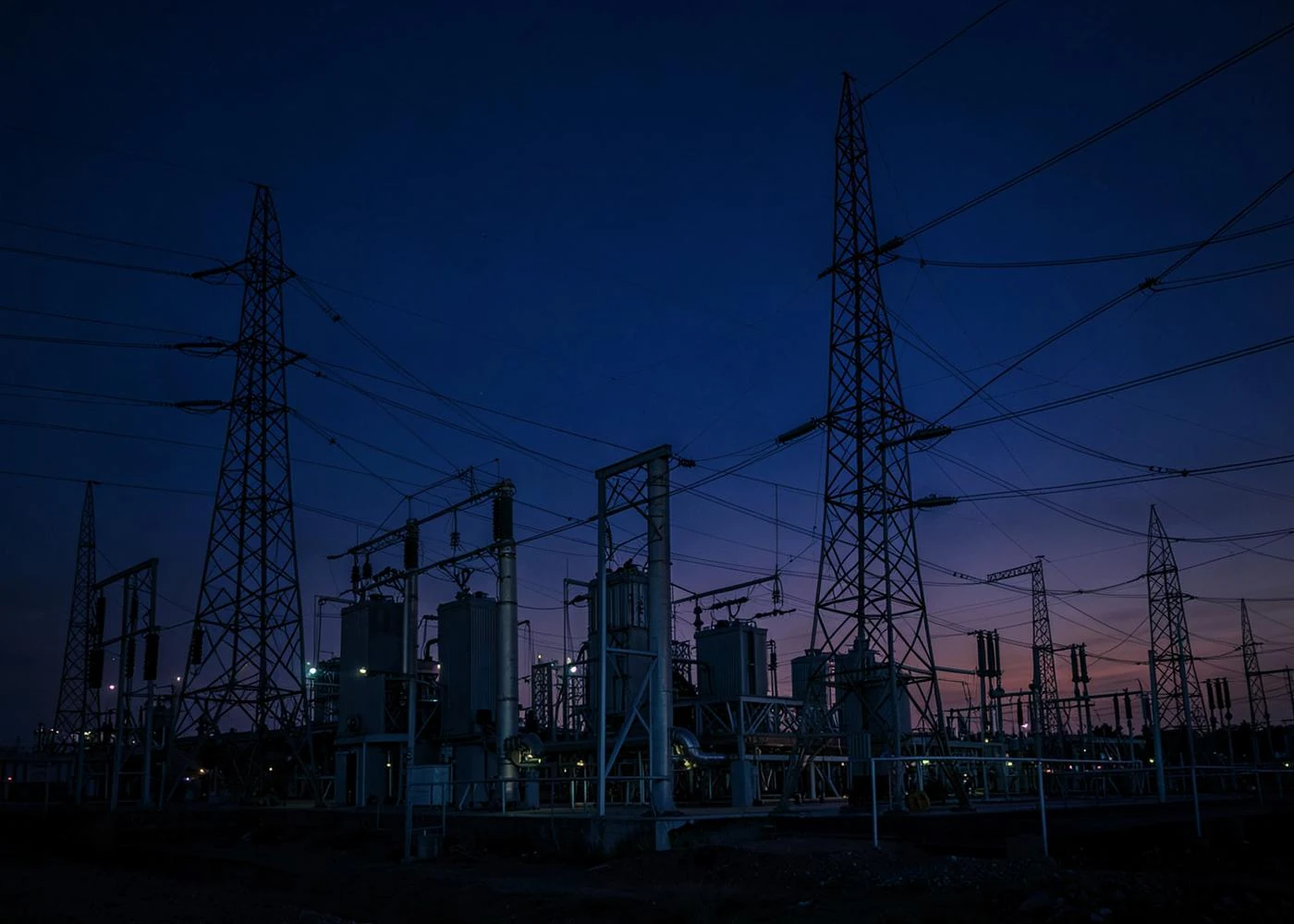 Infraestructura de transmisión eléctrica al atardecer